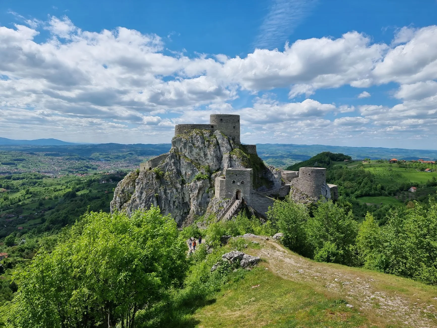 Doboj — la forteresse et la vallée de la Bosna