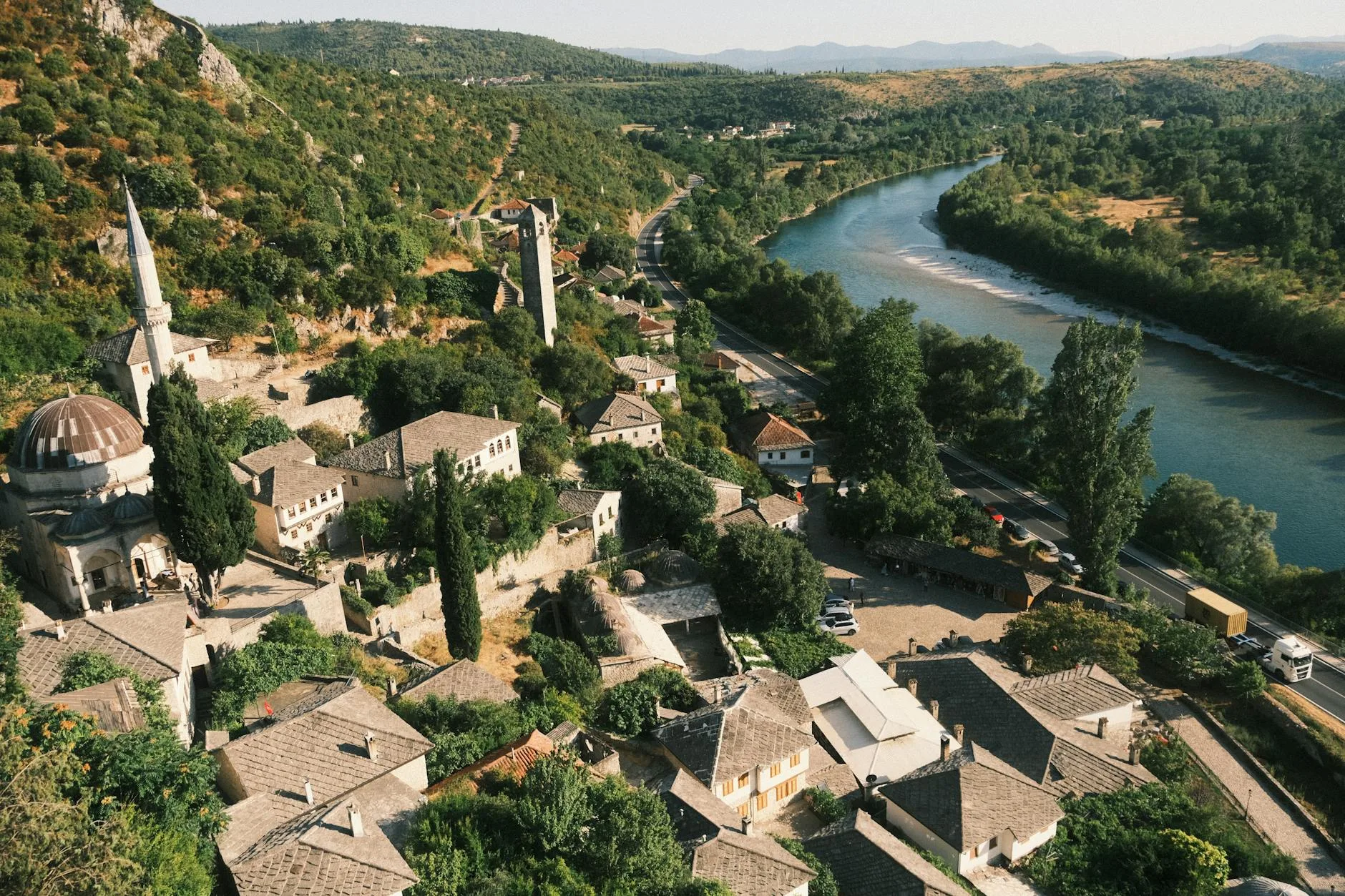 La tour fortifiée kula de Počitelj dominant le village et la Neretva